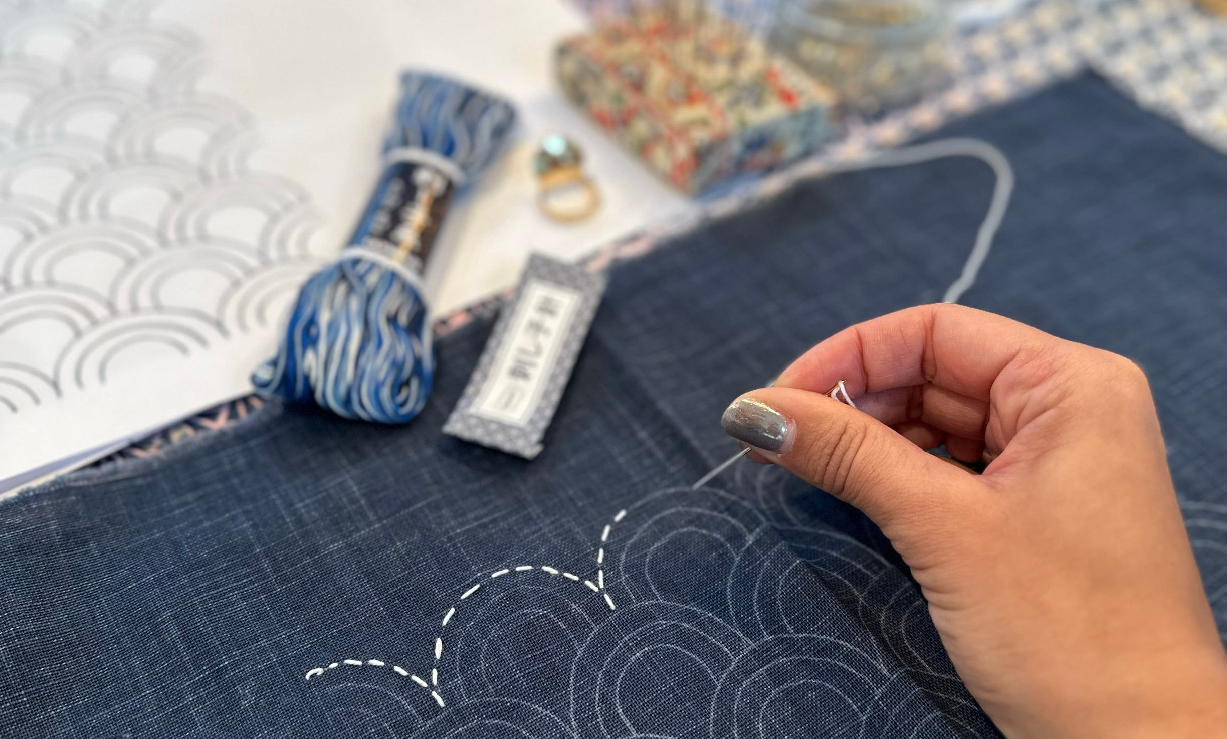 Hand och sashiko-broderi