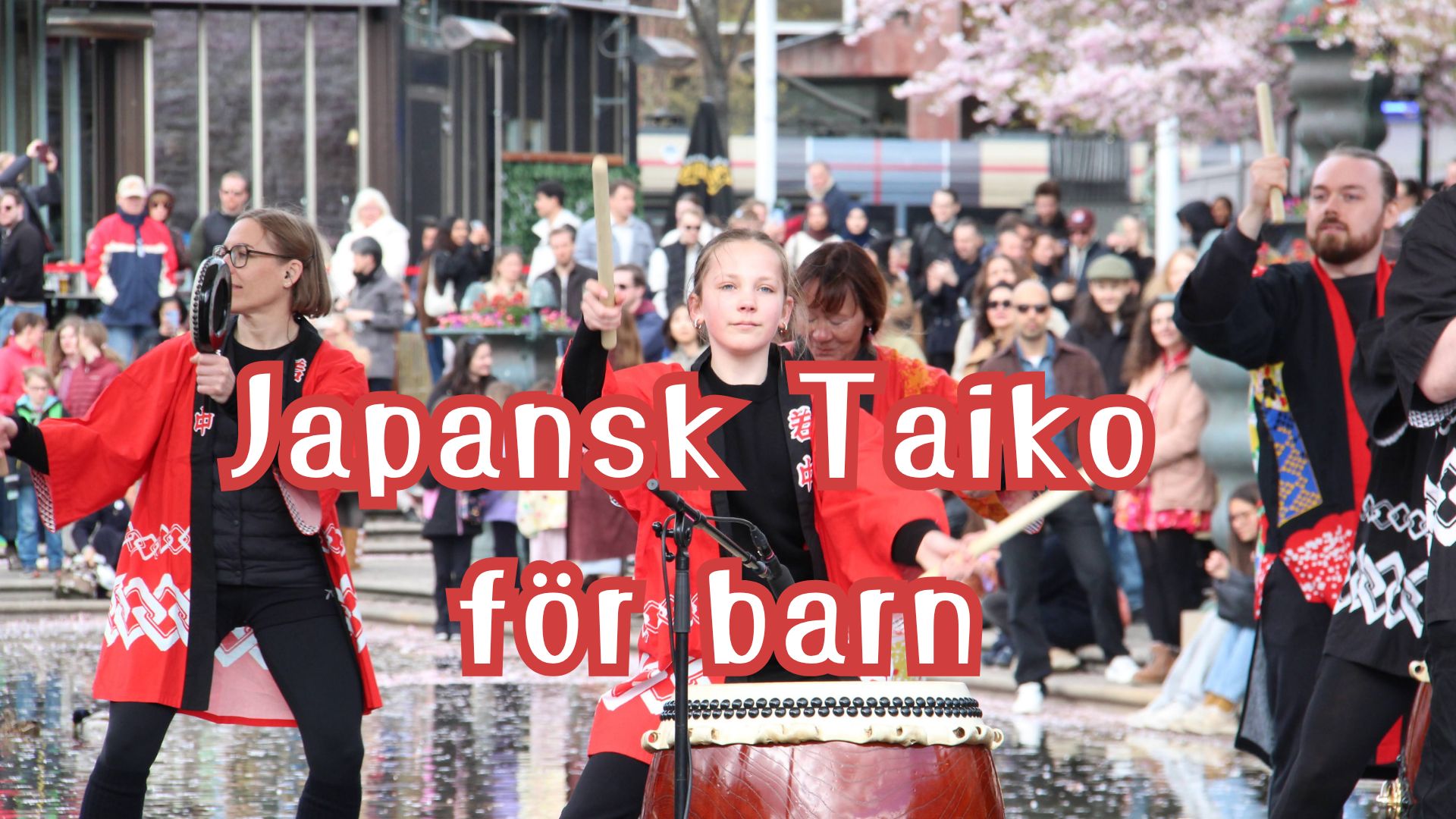 Barn spelar taiko