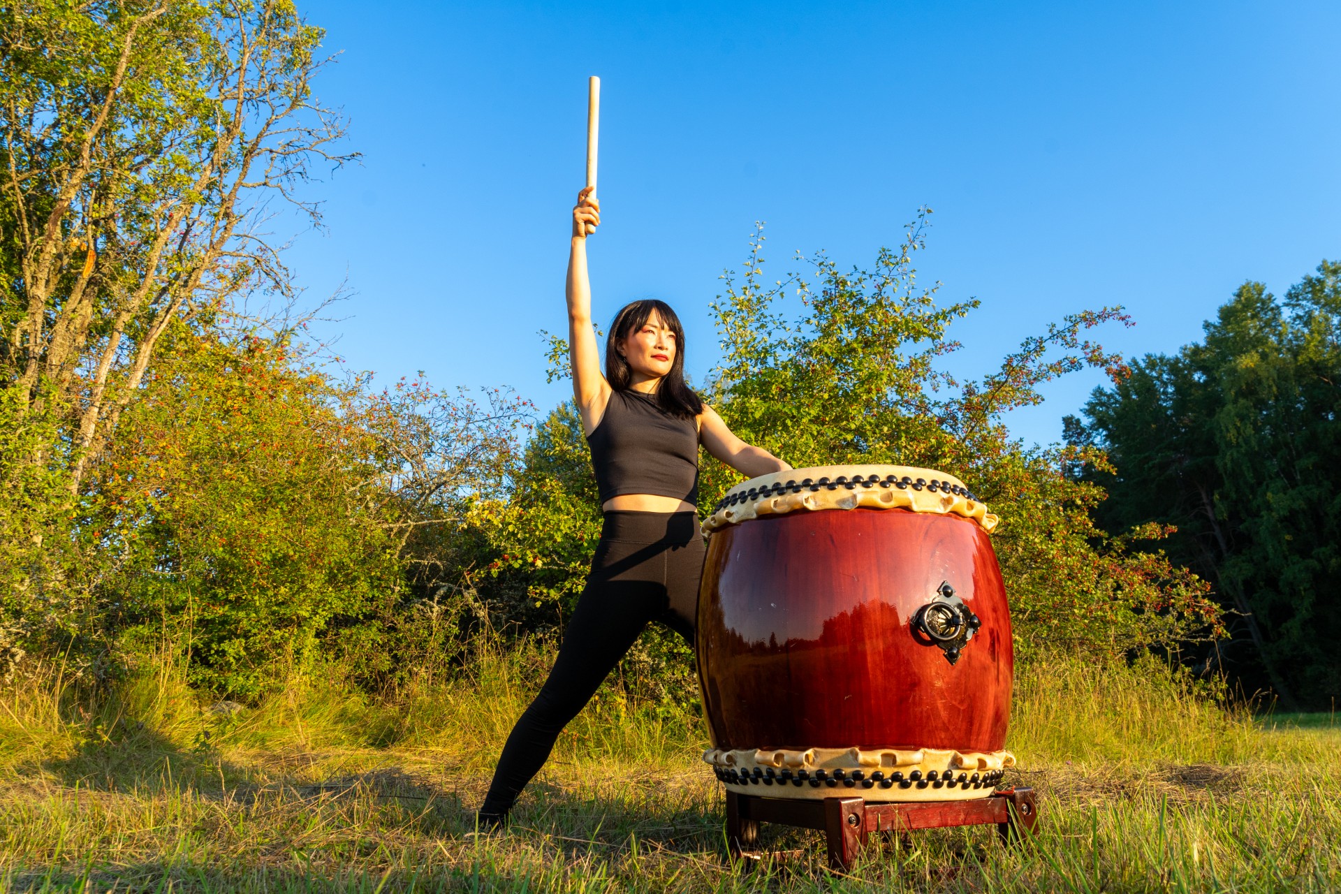 Kvinna spelar taikotrumma