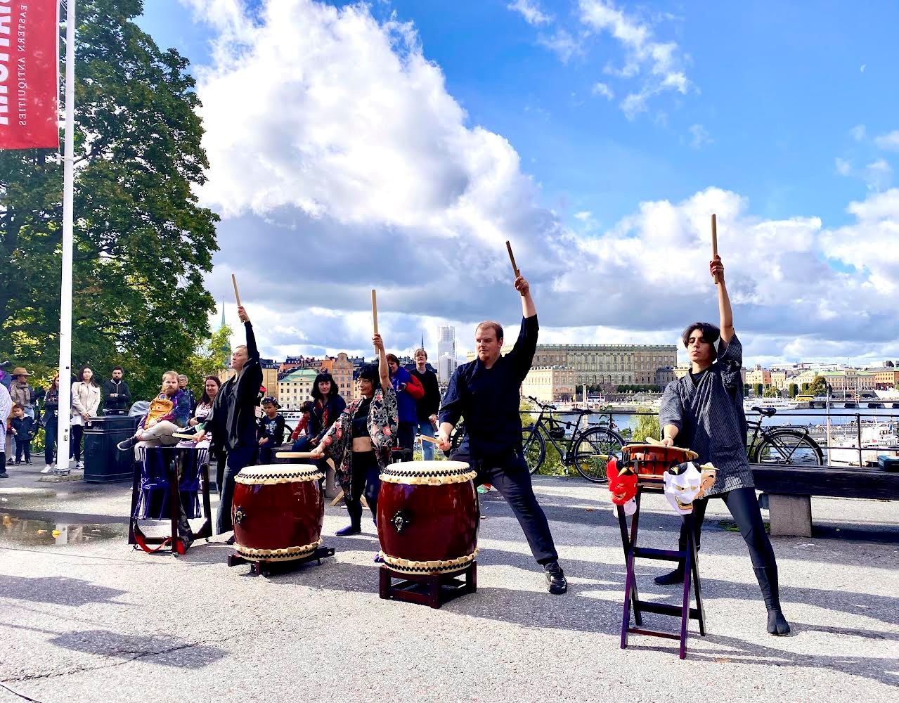Musiker spelar på japanska taikotrummor på Skeppsholmen i Stockholm.